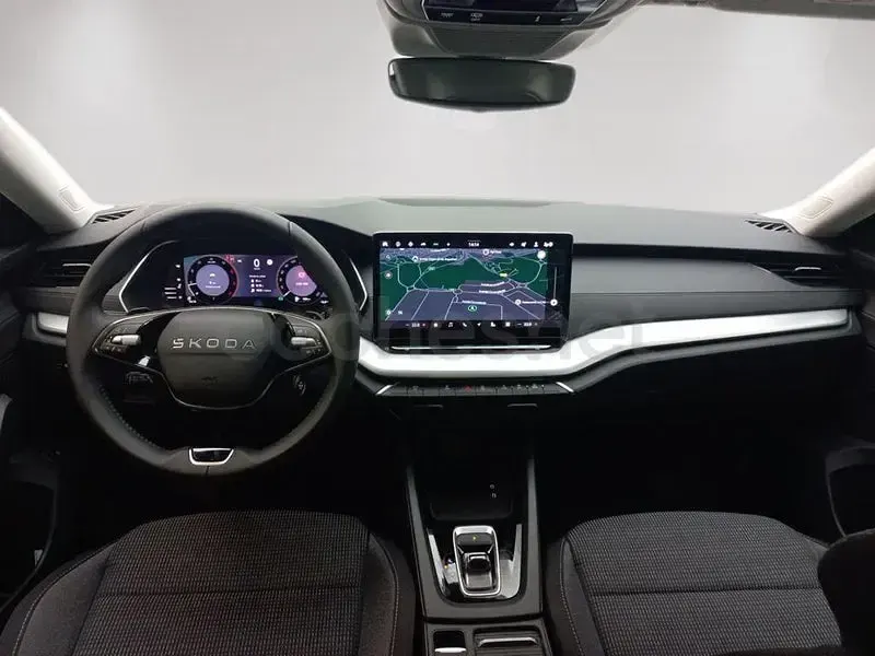Usado Skoda Octavia Selection 150 CV (110 kW) 2025 Gris / plateado Familiar