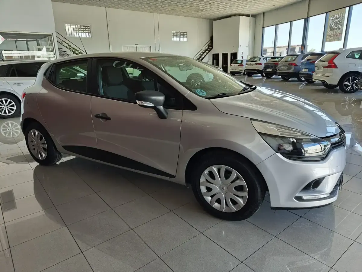 Usado Renault Clio IV Business 75 CV (55 kW) 2019 Blanco Berlina