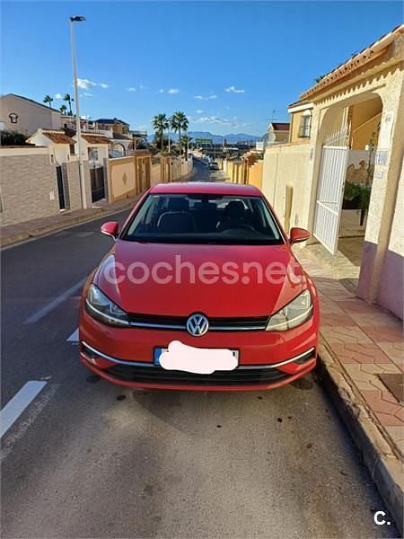 Rojo Usado 2017 VW Golf Advance Berlina | 8299 € (Buen precio) - Imagen 1/4