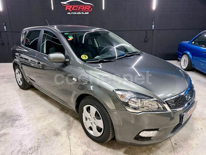 Gris / plata Usado 2011 Kia Ceed Utilitario | 6990 € (Buen precio) - Imagen 1/4