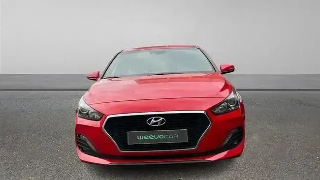 Usado Hyundai i30 120 CV (88 kW) 2019 Rojo Familiar