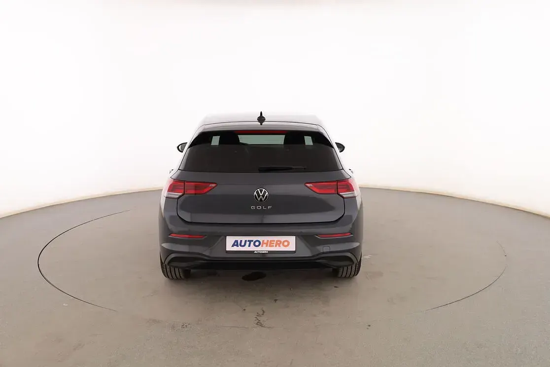 Usado VW Golf VIII Life 116 CV (85 kW) 2021 Gris Berlina