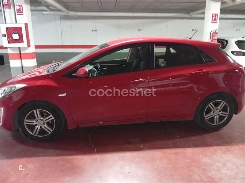 Usado Hyundai i30 90 CV (66 kW) 2015 Rojo Berlina