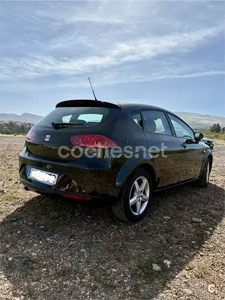 Usado Seat Leon Reference 105 CV (77 kW) 2013 Negro Berlina