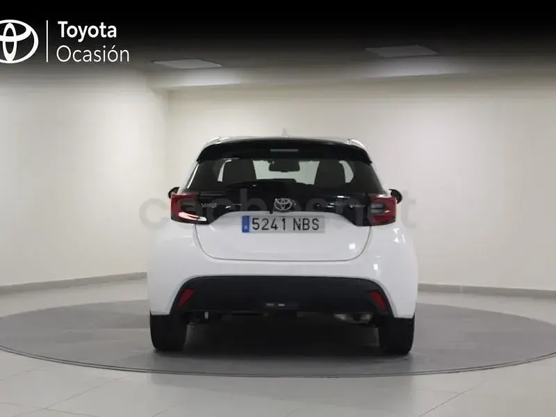 Usado Toyota Yaris Hybrid Active 116 CV (85 kW) 2025 Blanco Berlina
