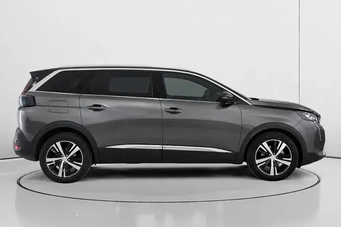 Usado Peugeot 5008 GT 130 CV (95 kW) 2023 Gris SUV