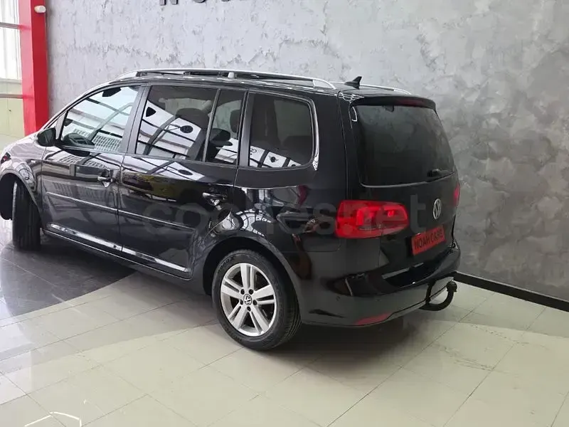 Usado VW Touran Sport 140 CV (102 kW) 2012 Negro Monovolumen