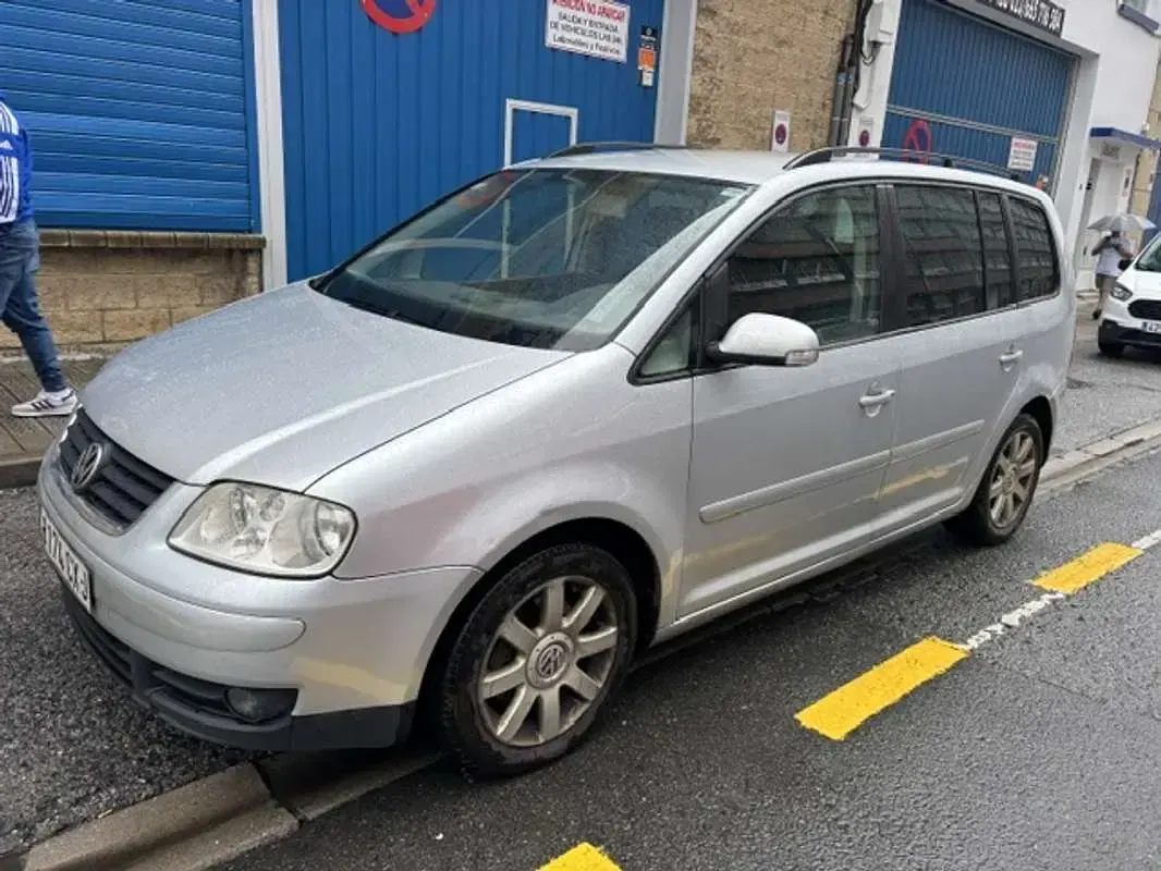 Usado VW Touran Highline 140 CV (102 kW) 2003 Plateado Monovolumen