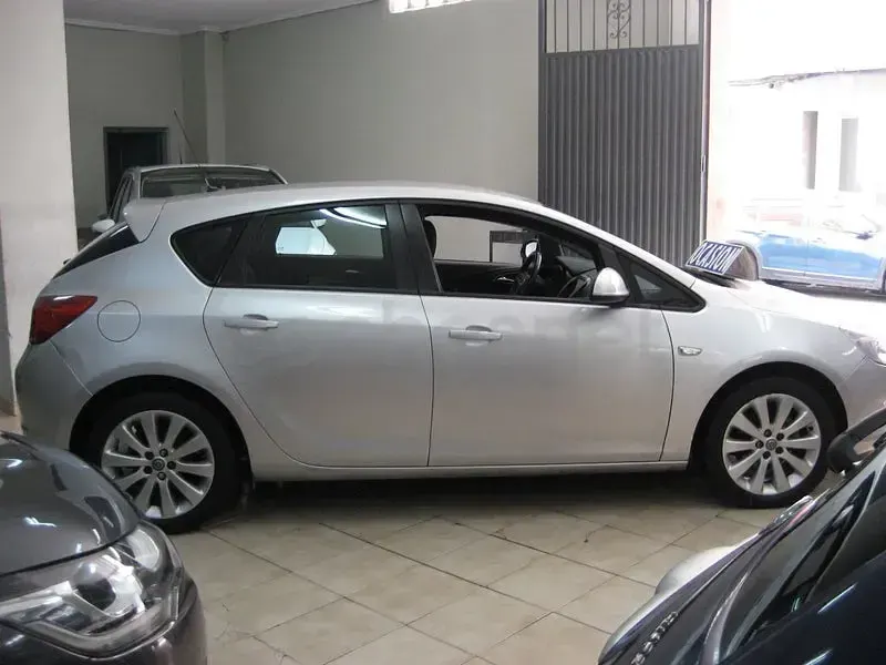 Usado Opel Astra Edition 115 CV (84 kW) 2010 Gris / plata Berlina