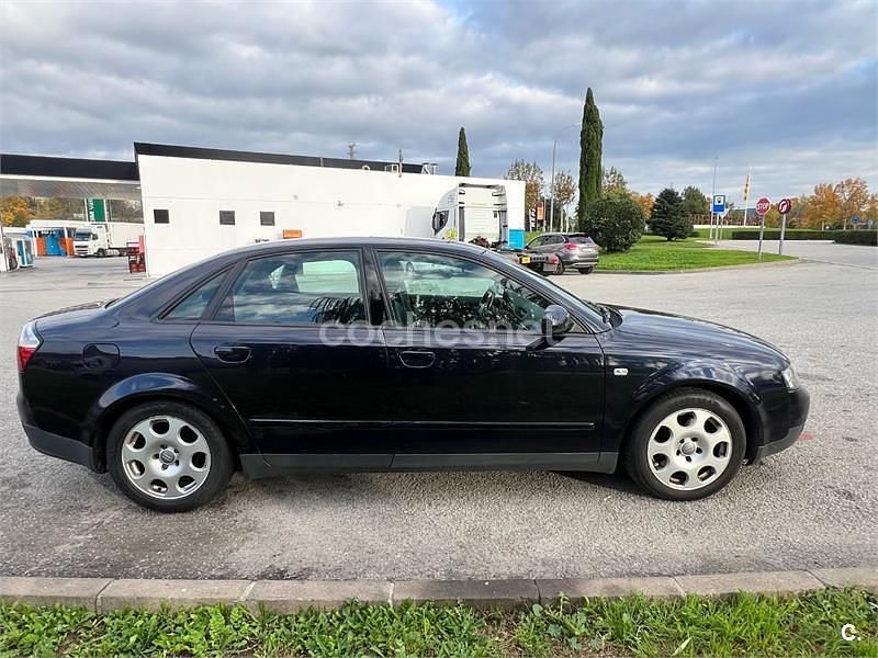 Usado Audi A4 180 CV (132 kW) 2001 Azul Berlina