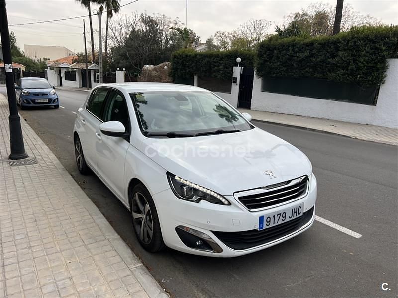 Usado Peugeot 308 Allure 115 CV (84 kW) 2015 Blanco Berlina