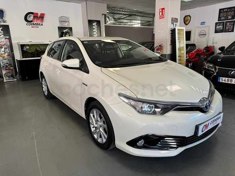 Usado Toyota Auris Hybrid Advance 136 CV (100 kW) 2016 Blanco Berlina