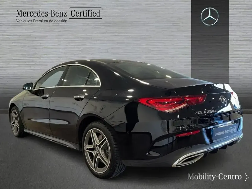 Usado Mercedes CLA250e AMG line 160 CV (117 kW) 2023 Nachtschwarz  unilack Coupe
