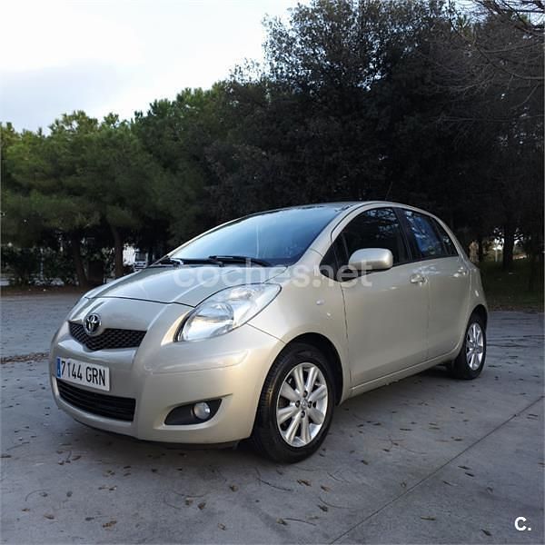 Usado Toyota Yaris Active 101 CV (74 kW) 2009 Beige Berlina