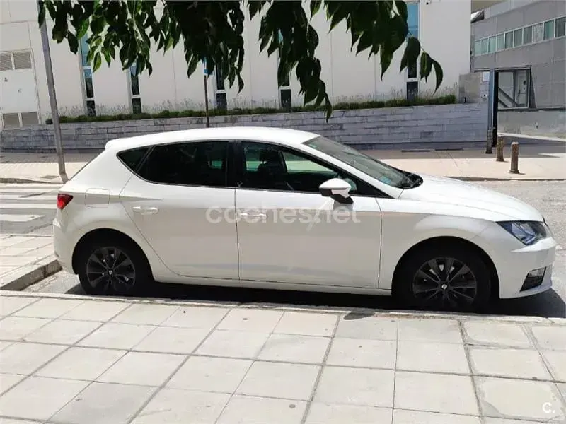 Usado Seat Leon Style 130 CV (95 kW) 2020 Blanco Berlina