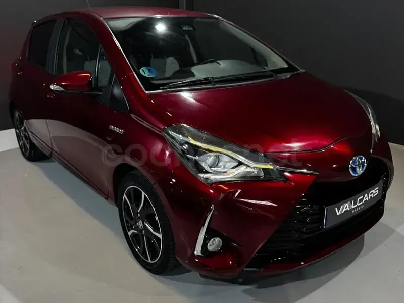 Usado Toyota Yaris Hybrid Advance 100 CV (73 kW) 2017 Granate Berlina