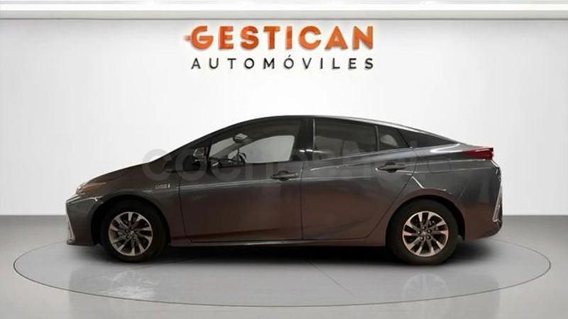 Usado Toyota Prius Advance 122 CV (89 kW) 2022 Gris / plata Berlina