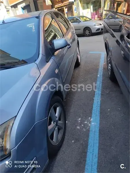 Usado Ford Focus Trend 109 CV (80 kW) 2005 Gris / plata Berlina
