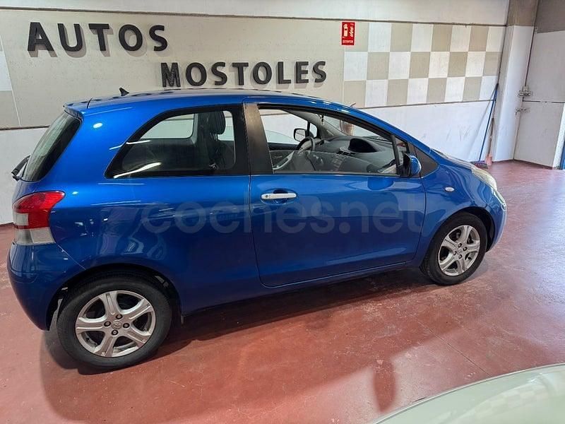 Usado Toyota Yaris Connect Style 101 CV (74 kW) 2010 Azul Utilitario