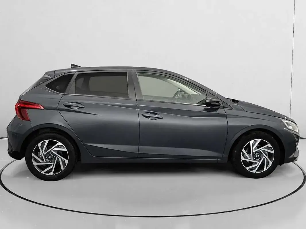 Usado Hyundai i20 101 CV (74 kW) 2024 Gris Utilitario