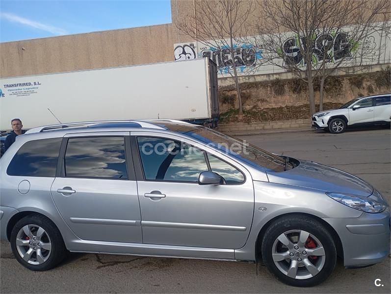 Usado Peugeot 307 110 CV (80 kW) 2007 Gris / plata Familiar