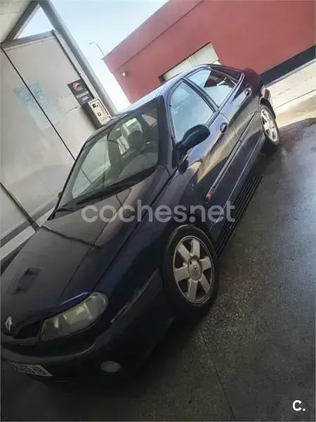 Usado Renault Laguna 110 CV (80 kW) 1999 Azul Berlina