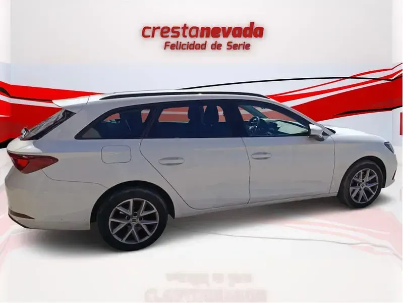 Usado Seat Leon Style 150 CV (110 kW) 2022 Blanco Familiar