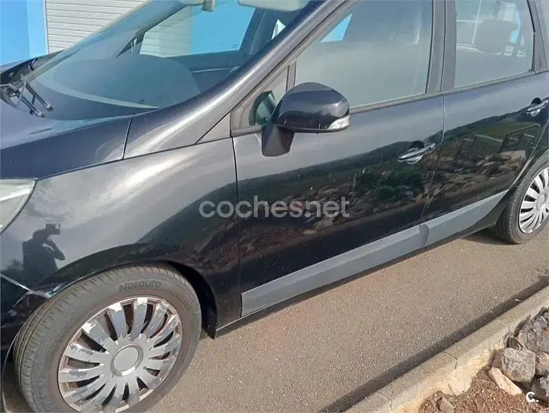 Usado Renault Scénic III Expression 95 CV (69 kW) 2012 Negro Monovolumen