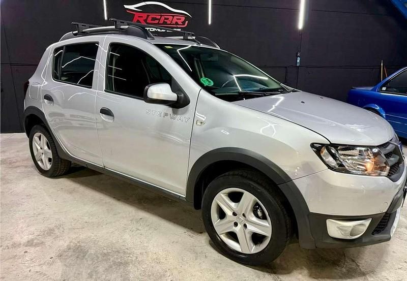 Usado Dacia Sandero Stepway 90 CV (66 kW) 2015 Gris Utilitario