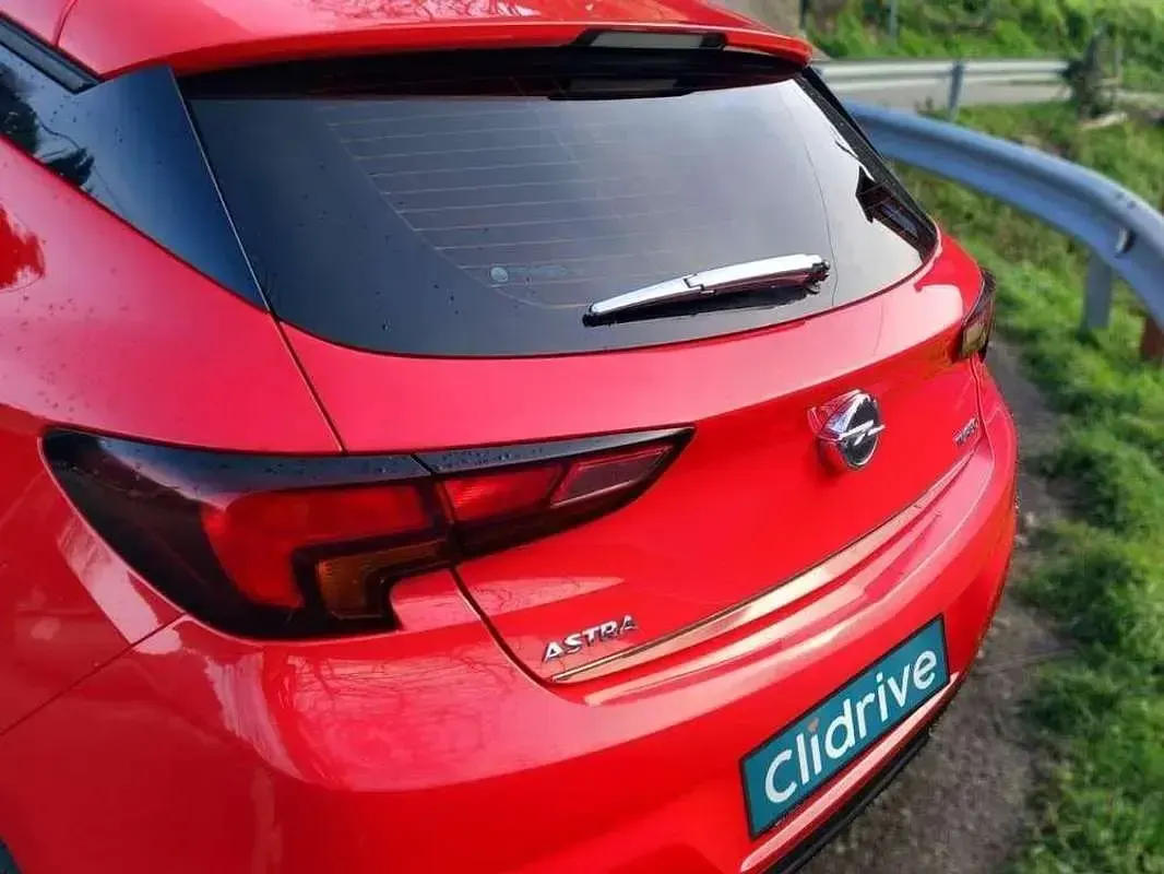 Usado Opel Astra Selective 125 CV (91 kW) 2017 Rojo Utilitario