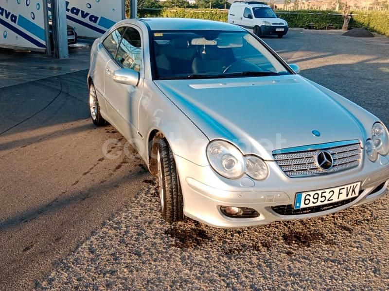 Usado Mercedes C200 Sport Edition 122 CV (89 kW) 2005 Gris / plata Berlina
