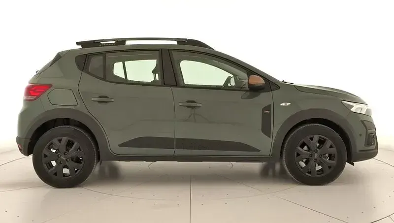 Usado Dacia Sandero Extreme 100 CV (73 kW) 2025 Verde Berlina