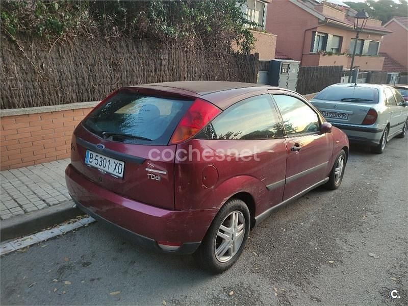 Usado Ford Focus Trend 90 CV (66 kW) 2000 Granate Berlina