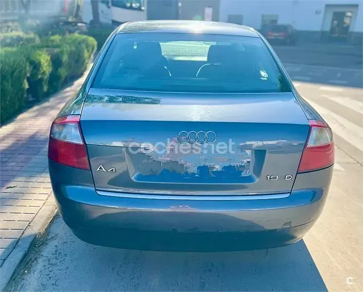 Usado Audi A4 130 CV (95 kW) 2004 Gris / plata Berlina