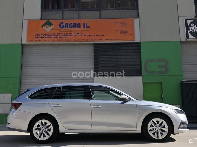 Usado Skoda Octavia Ambition 150 CV (110 kW) 2020 Gris / plata Familiar