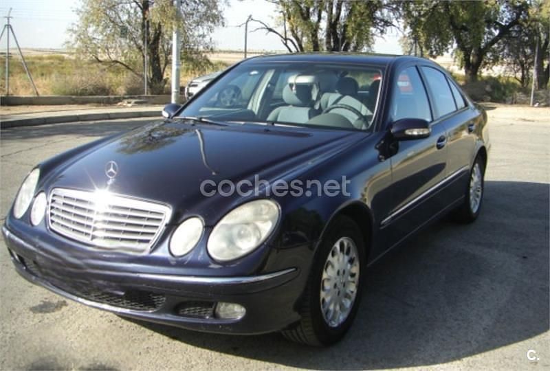 Usado Mercedes E270 Classic 170 CV (125 kW) 2002 Azul Berlina