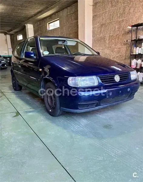 Usado VW Polo 60 CV (44 kW) 1999 Azul Berlina