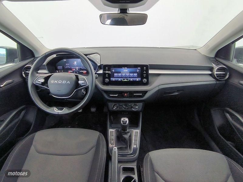 Usado Skoda Fabia Selection 95 CV (69 kW) 2025 Gris / plateado Berlina