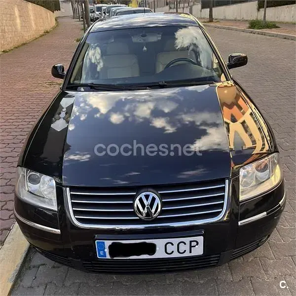 Usado VW Passat Highline 130 CV (95 kW) 2002 Negro Familiar