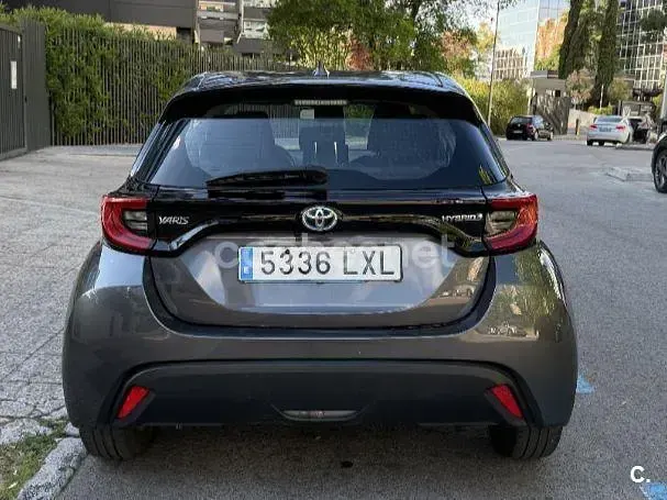 Usado Toyota Yaris Hybrid Active 116 CV (85 kW) 2022 Negro Berlina