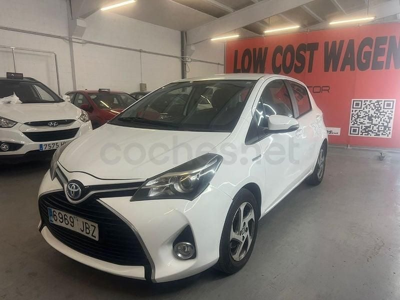 Usado Toyota Yaris Hybrid Active 100 CV (73 kW) 2015 Blanco Berlina