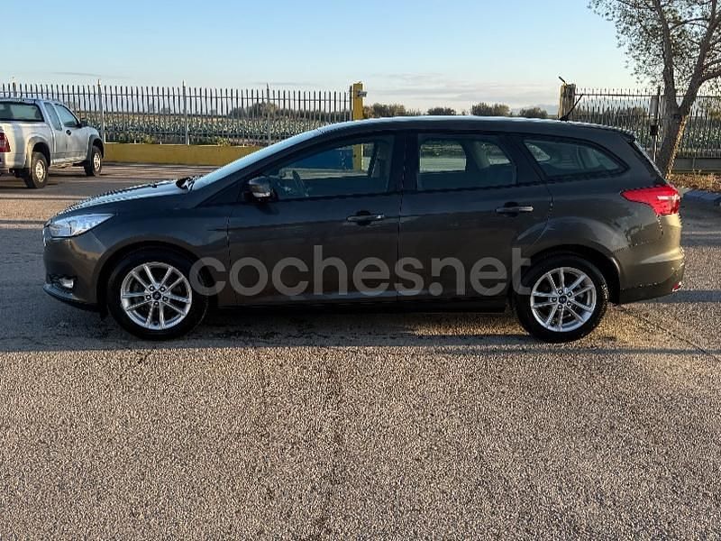 Usado Ford Focus Trend 125 CV (91 kW) 2018 Gris / plata Familiar