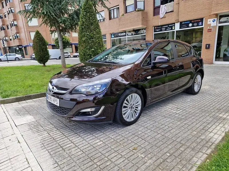 Usado Opel Astra Selective 115 CV (84 kW) 2013 Marrón Berlina