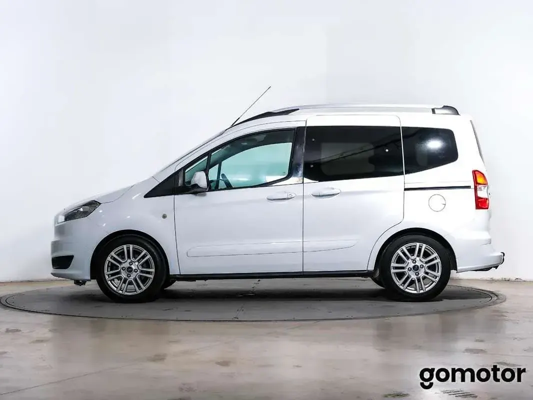 Usado Ford Tourneo Courier Titanium 102 CV (75 kW) 2017 Blanco Monovolumen