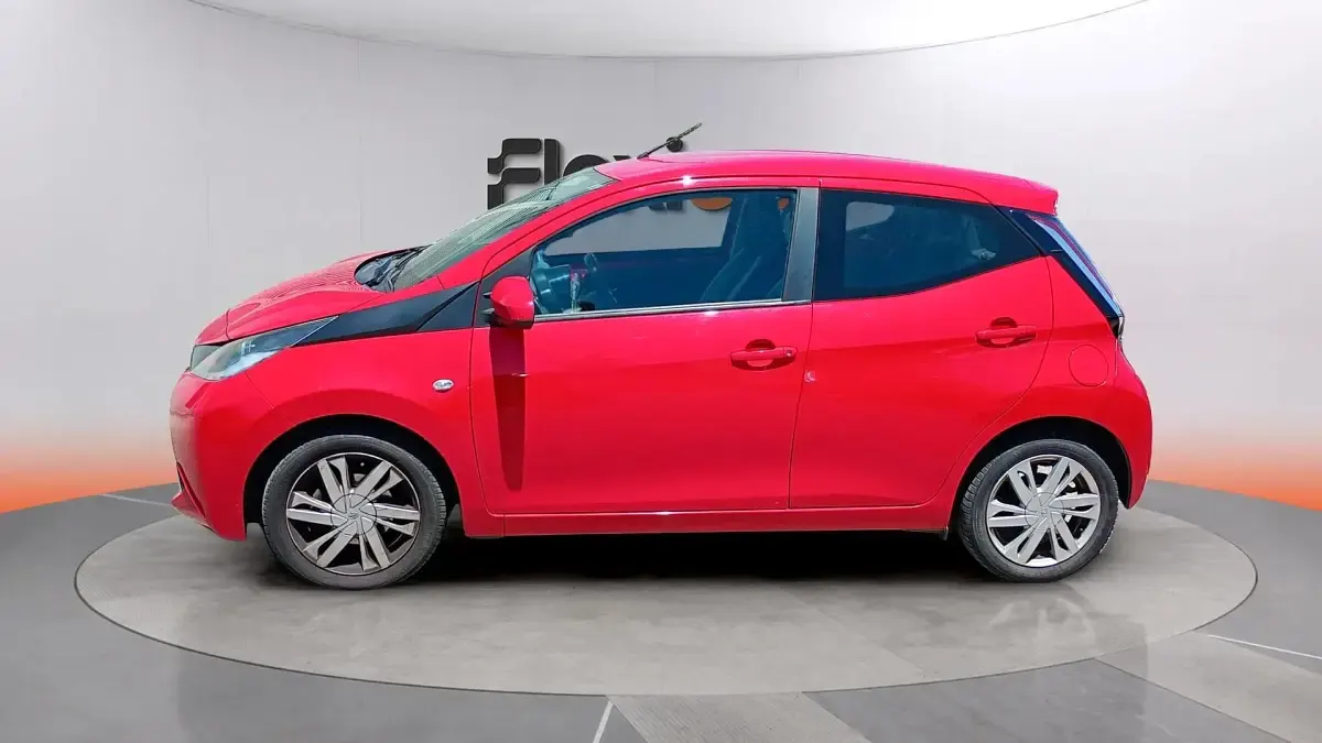 Usado Toyota Aygo X-play 72 CV (52 kW) 2017 Rojo Utilitario