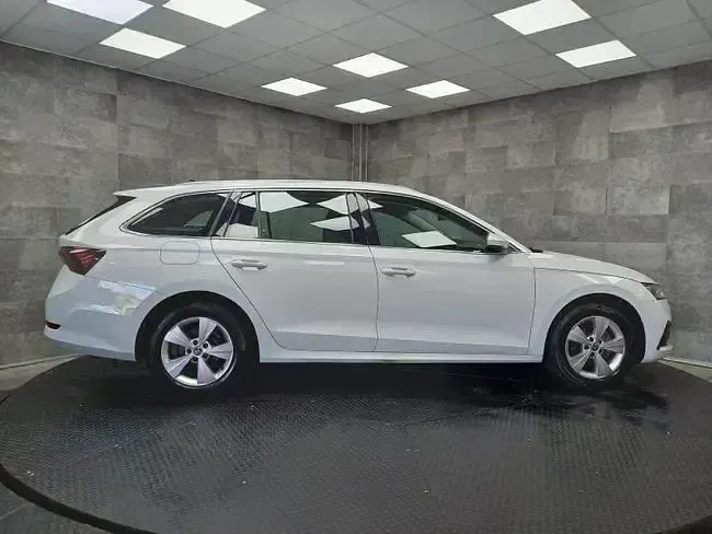 Usado Skoda Octavia 110 CV (80 kW) 2021 Blanco Familiar