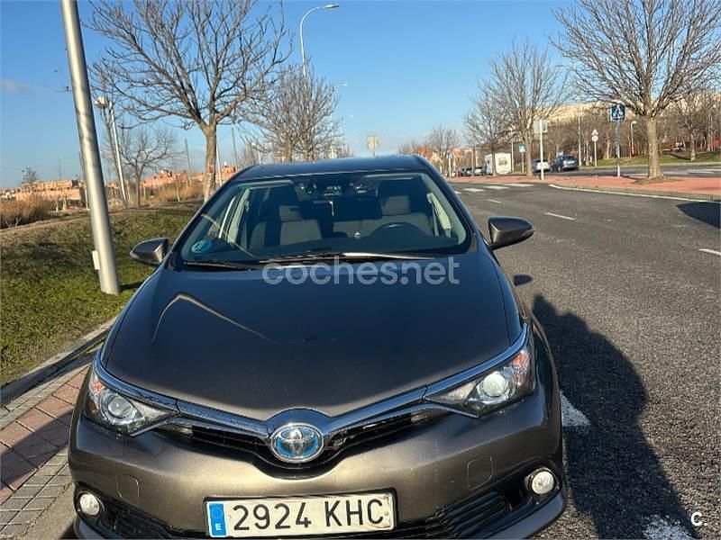 Usado Toyota Auris Hybrid 136 CV (100 kW) 2018 Gris / plata Berlina