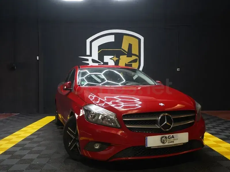 Usado Mercedes A180 Style 122 CV (89 kW) 2014 Rojo Berlina