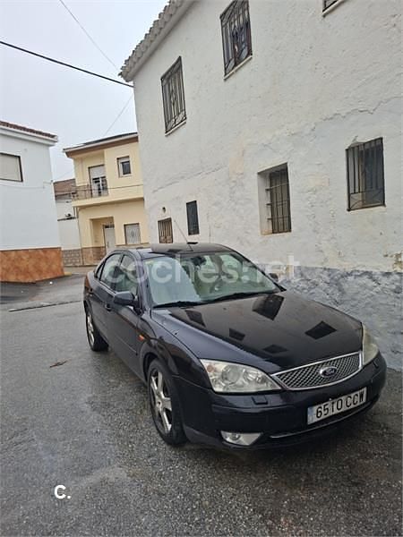Usado Ford Mondeo Ghia 130 CV (95 kW) 2002 Negro Berlina