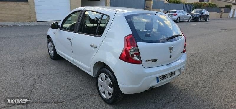 Usado Dacia Sandero 70 CV (51 kW) 2010 Blanco